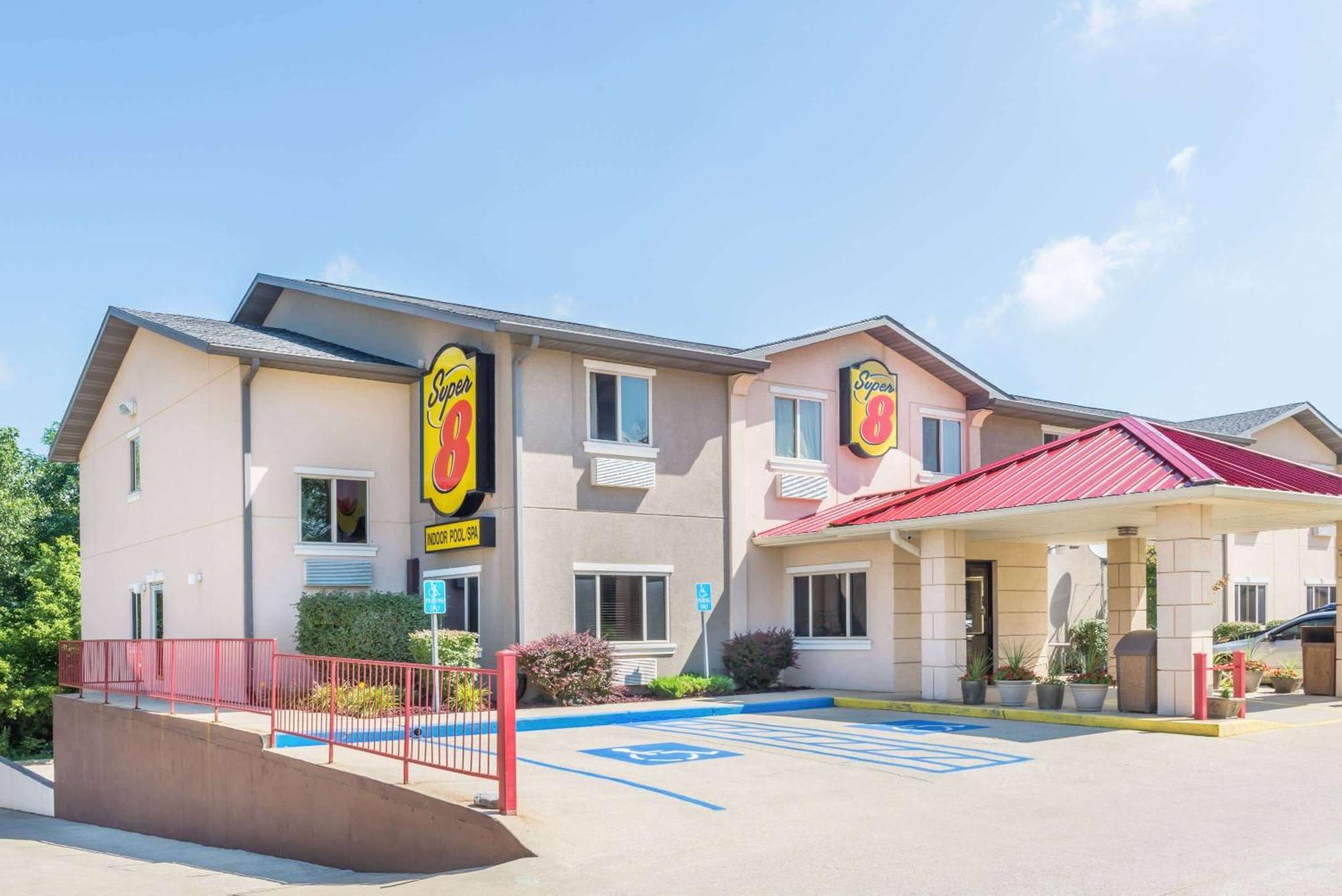 Super 8 By Wyndham Bloomington University Area Zewnętrze zdjęcie