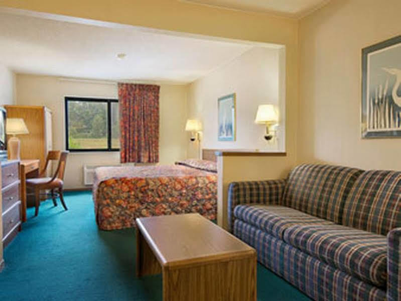 Super 8 By Wyndham Bloomington University Area Zewnętrze zdjęcie